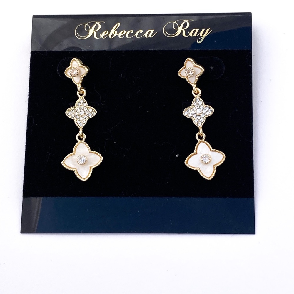 Clover shell pierced earrings
